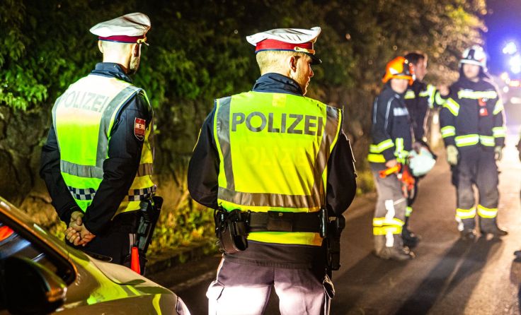 Die Flucht endete mit einem Verkehrsunfall. Foto: FOTOKERSCHI.AT / BAYER