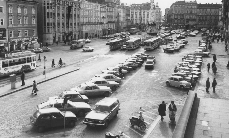 Vor 40 Jahren wurde der Hauptplatz noch als Parkplatz genutzt. Foto: Archiv der Stadt Linz