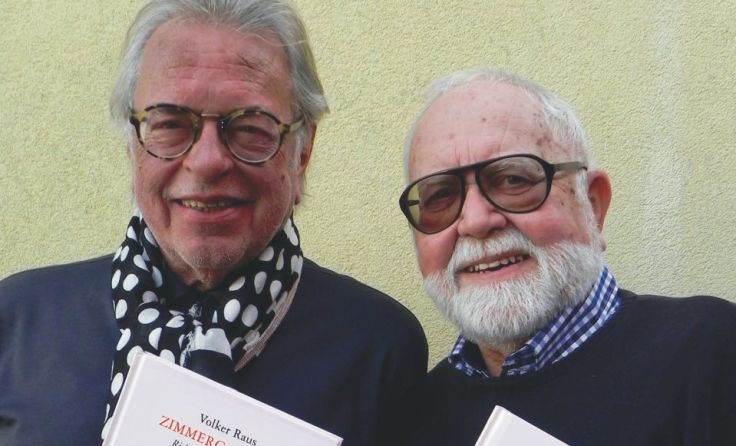 Autor Volker Raus und "Zimmergalerist" Richard Eder (v. l.) Foto: SYRA