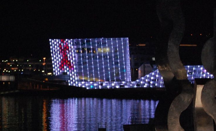 Das Ars Electronica Center mit Red Ribbon Foto: AIDSHILFE OBERÖSTERREICH