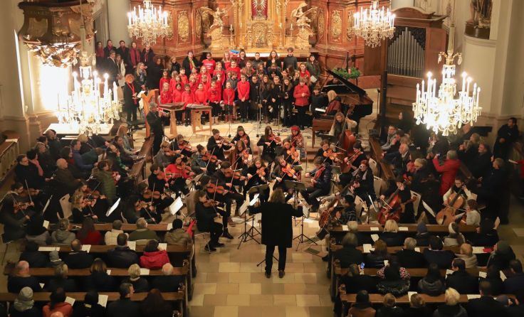Die Musikschule erfüllte die Ursulinenkirche mit besonderen Klängen. Foto: Mira Letzbor