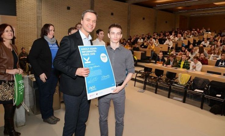 Alfred Hiebl (Firma MIC) und Preisträger Philipp Schwarz Foto: JKU