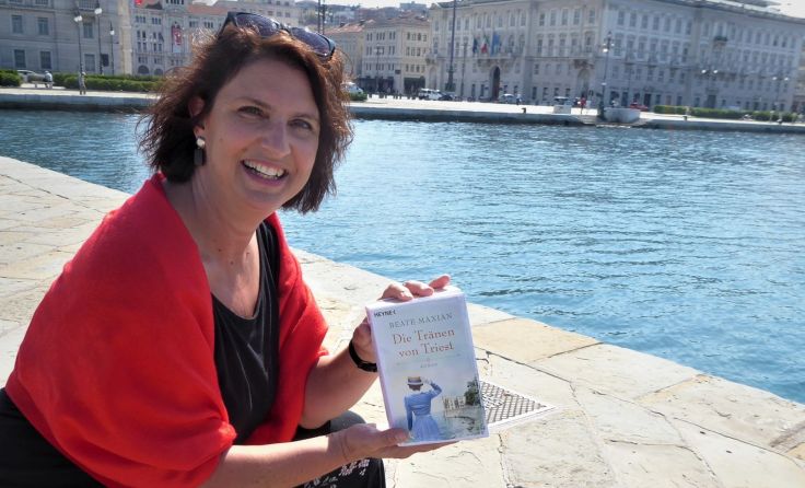 Bestseller-Autorin Beate Maxian am Schauplatz ihres neuen Familienromans: Triest. Foto: P. Gualtari