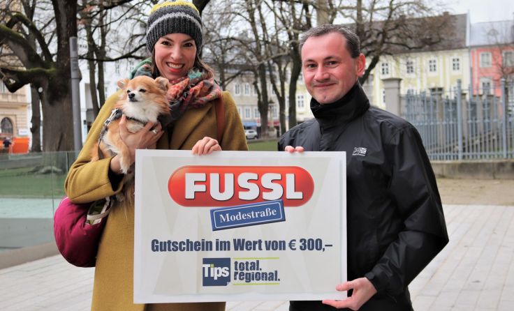 Maximiliane Buchner mit Hector und Tips-Redakteur Jürgen Affenzeller Foto: Tips