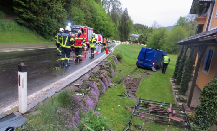 Der Klein-LKW kam von der Straße ab. (Foto: FF Pinsdorf)