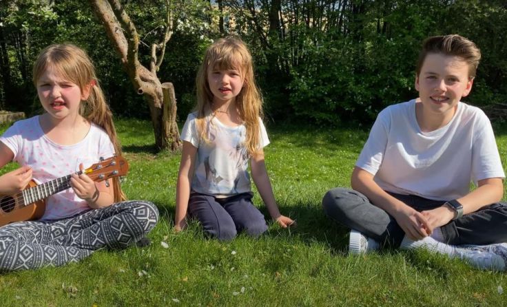 Familie Hannl aus dem Bezirk Urfahr-Umgebung singt "Ich will wieder raus". (Foto: Hannl/Videostill)