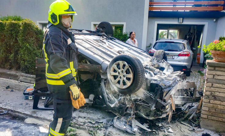 Das Autowrack des 26-jährigen Unfalllenkers. (Foto: FOTOKERSCHI.AT / KERSCHBAUMMAYR)