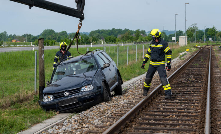 Das Auto musste mittels Kran geborgen werden. (Foto: FOTOKERSCHI.AT / BRANDSTÄTTER)