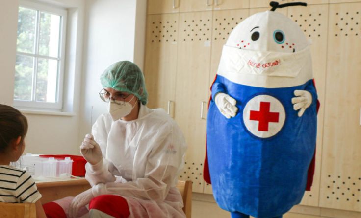 Covid19-Testung der Kindergartenkinder mit Superheld "Roko" (Foto: OÖRK/Lisa Kasper)