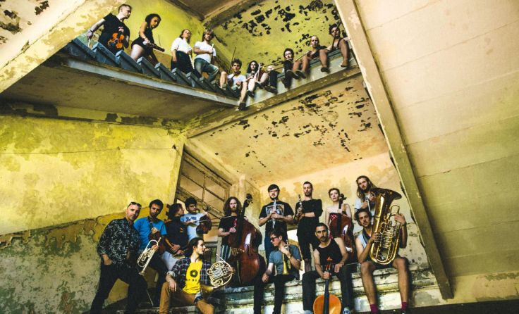 Das "Stehgreif.orchester" spielt für junge Kulturfreunde. (Foto: Iken Keune)