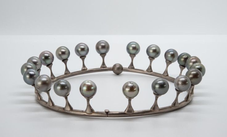Anna Heindl, "Milchtropfen", 2013, Collier, 18K Weißgold, Tahiti-Perlen (Foto: Anna Heindl)