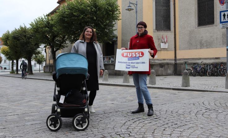 Tips-Glücksengerl Katharina Wurzer (r.) mit Gewinnerin Romana Dirninger (Foto: Tips)