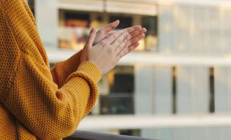 Vom Balkon aus kann man zuhören und mitmachen. (Foto: AdriaVidal/Shutterstock.com)