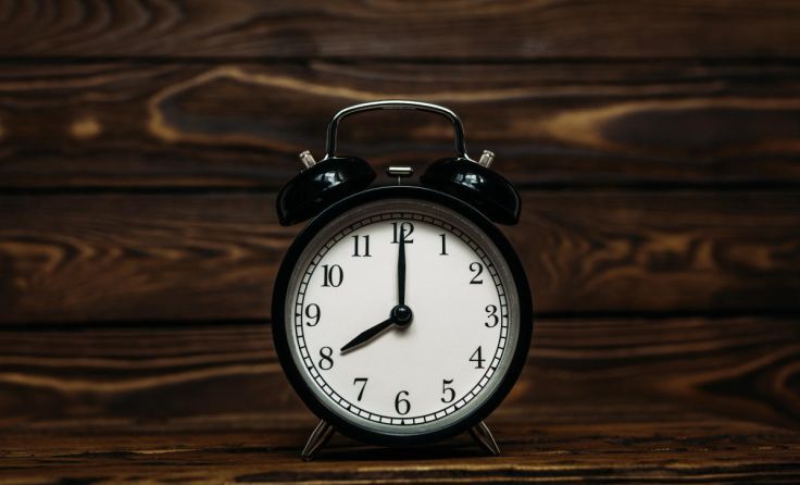 Ab 20 Uhr gilt es Zuhause zu sein. (Foto: Sotnikov Misha/Shutterstock.com)