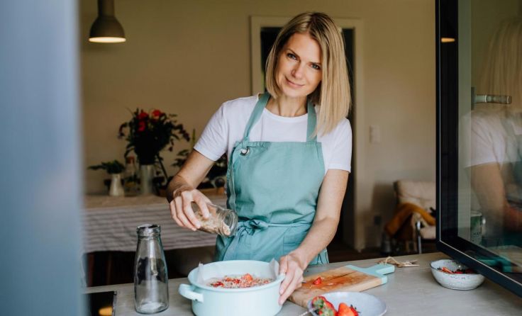 Expertin für gesunde Naschereien: Andrea Grabner (Foto: Antje Wolm Fotographie)