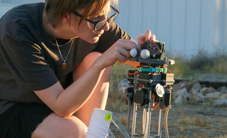 Sarah Petkus und Roboter "Noodle Feet" (Foto: Sarah Petkus)