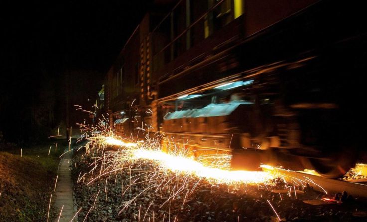 Der Schienenschleifzug ist wieder unterwegs. (Foto: ÖBB/Knaus)