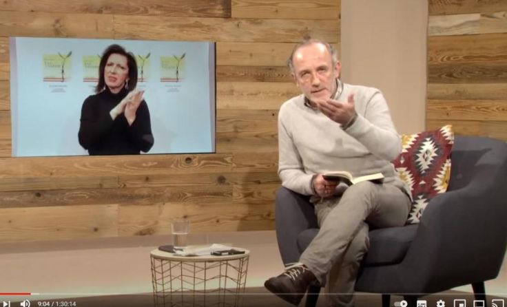 Screenshot Lesung Karl Markovics (Foto: Screenshot Youtube/Österreichische Freunde von Yad Vashem)