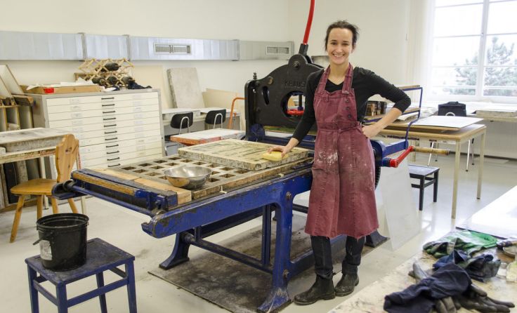 Inga Hehn in der Werkstatt (Foto: Katharina Biser)