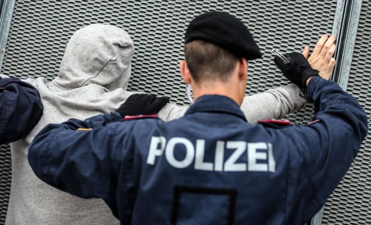 Zwei Täter wurden festgenommen - Symbolfoto (Foto: Volker Weihbold)