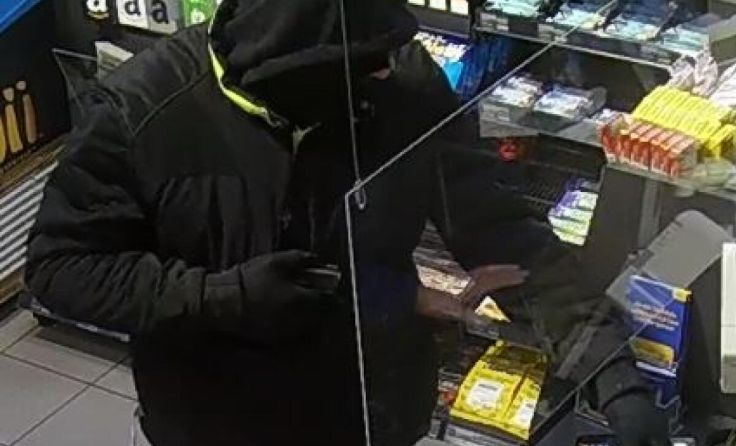 Gesuchter Tankstellenräuber - ein Bild aus der Überwachungskamera (Foto: Überwachungskamera)
