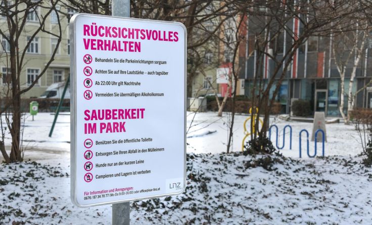 Neue Hinweisschilder wurden im GWG-Park aufgestellt (Foto: Stadt Linz/Dworschak)