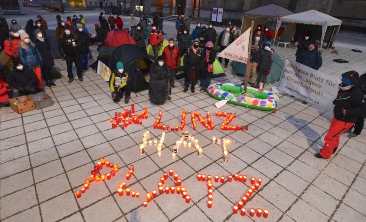 Leuchtende Botschaft der Aktivisten vor dem Mariendom: "Linz hat Platz" (Foto: Claus Muhr)