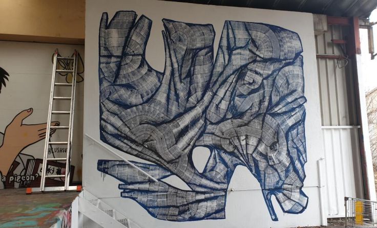 Das neu entstandene Mural von Sirl im M.A.Z. Hinterhof. (Foto: Tips)