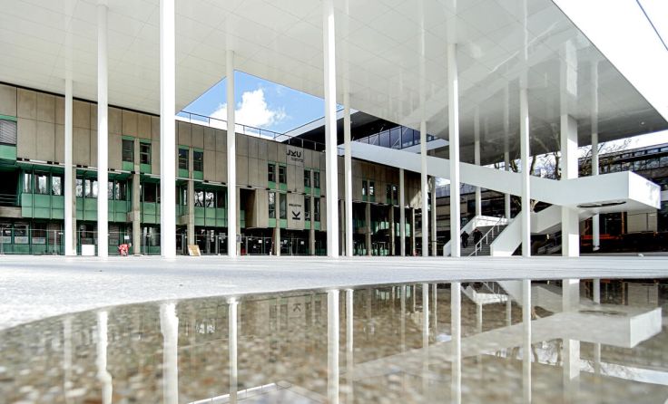 Am Campus der JKU (Foto: Volker Weihbold)