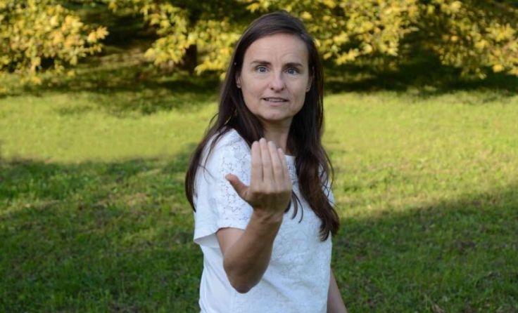 Claudia Edermayer lädt zum Märchenspaziergang. (Foto: Peter Hamader)