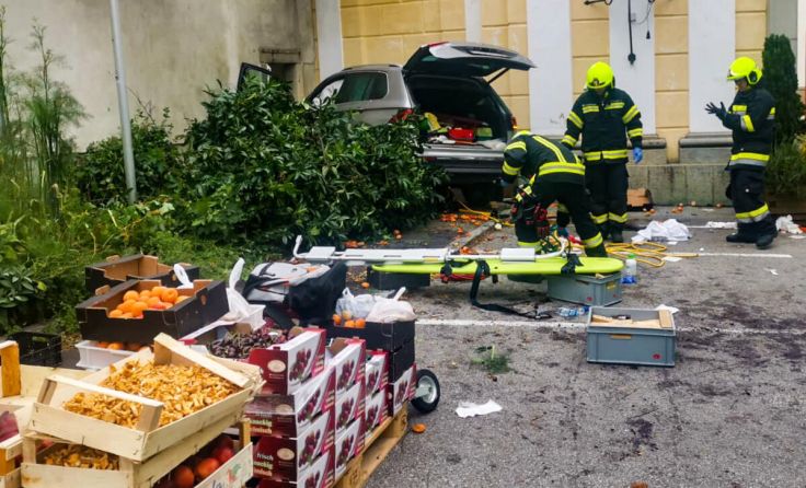 Ein Auto ist in einen Gemüsestand gerkacht. (Foto: TEAM FOTOKERSCHI.AT)