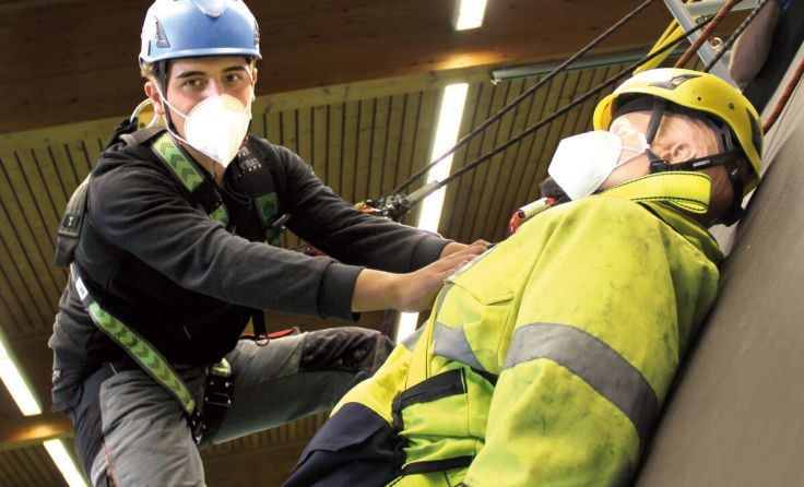 Spengler-Lehrling Utku Kaplan bei Rettungsübungen mit dem Dummy. (Foto: AUVA)