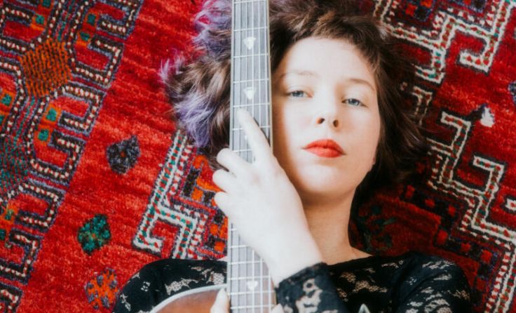 Beim Ahoi! Pop auf der Bühne: Mira Lu Kovacs. (Foto: Hanna Fasching)