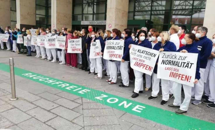 Spitalsmitarbeiter riefen bei einem Aktionstag zur Covid-Impfung auf. (Foto: Tips)