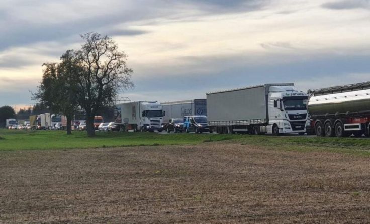 Wartende Fahrzeuge vor einer Ampelregelung zeigen die Verkehrslawine im Stillstand. (Foto: privat)