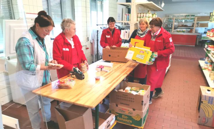 Die ehrenamtlichen Mitarbeiter im Rotkreuz-Markt Mattighofen unterstützen. (Foto: OÖRK/Bezirk)