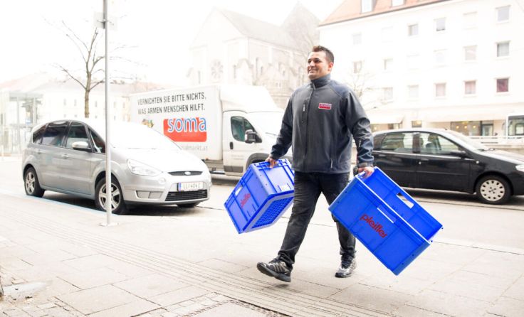 Freiwillige engagieren sich etwa auch in Sozialmärkten (Foto: Tom Mesic)