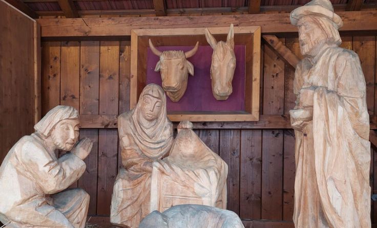 Die Krippe mit großen Holzfiguren (Foto: Tips/Antlinger)