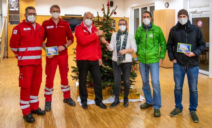 Übergabe an das Rote Kreuz (Foto: Luttinger)