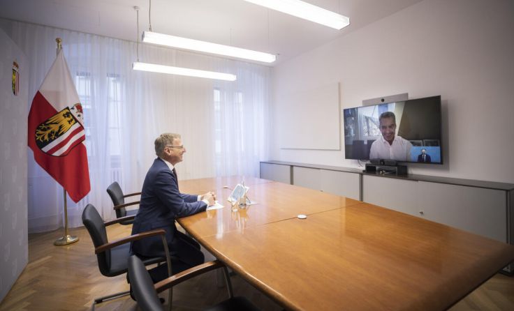 Stelzer und Nehammer im digitalen Arbeitsgespräch. (Foto: LandOÖ / Mayrhofer)