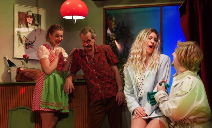 Szene aus „Sänger, Sex und Schokostangerl“ im Theater in der Innenstadt. (Foto: Oliver Erenyi)