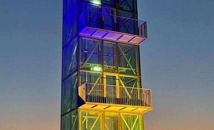 Der von außen sichtbare Aufzug Hauptplatz 6 wird blau-gelb beleuchtet. (Foto: Vasicek)