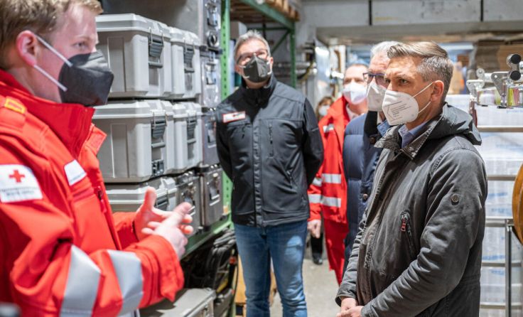 Im Logistikzentrum des Roten Kreuzes in Linz. (Foto: Land OÖ/Peter C.Mayr)