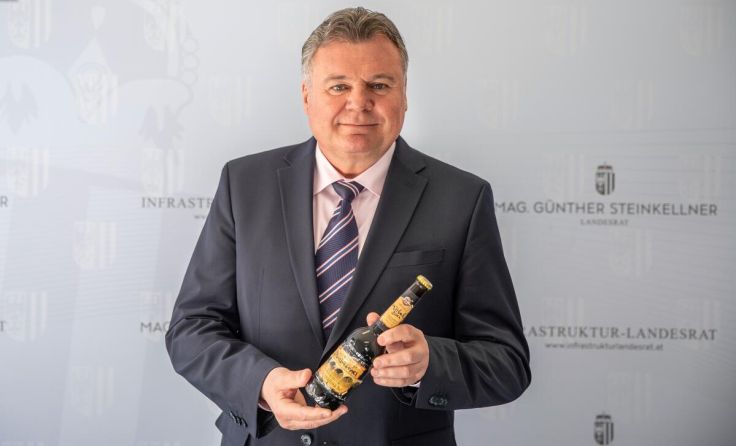Landesrat Steinkellner mit dem rund 25-jährigen Brückenbier (Foto: Land OÖ/Daniel Kauder)