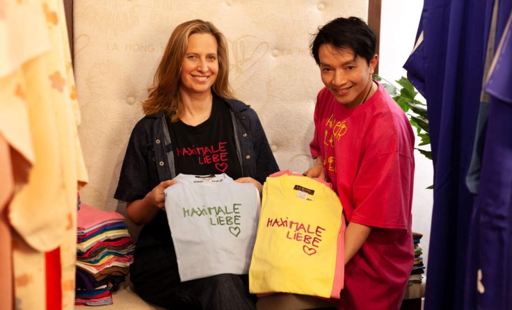 Schauspielerin Maxi Blaha mit Designer La Hong (Foto: Caritas)