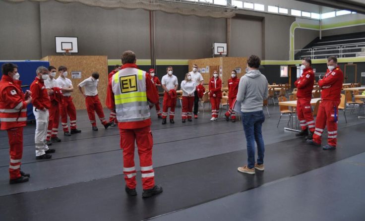 Notquartier in der Bezirkssporthalle Braunau Rotes Kreuz (Foto: RK/LV OÖ/Steinerberger)