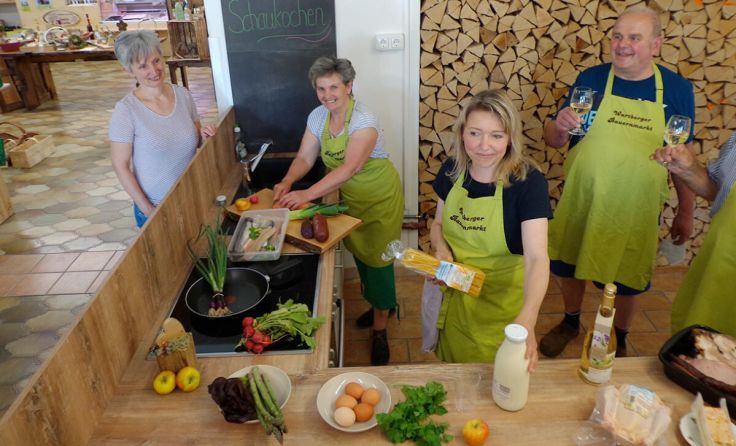 Im Wartberger Bauernmarkt wird aufgekocht. (Foto: Bauernmarkt Wartberg/Norbert Platzer)