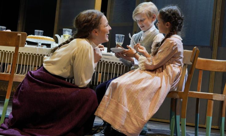 Sanne Mieloo, Matthias Körber und Aurelia Naveau in "Fanny und Alexander" (Foto: Reinhard Winkler)