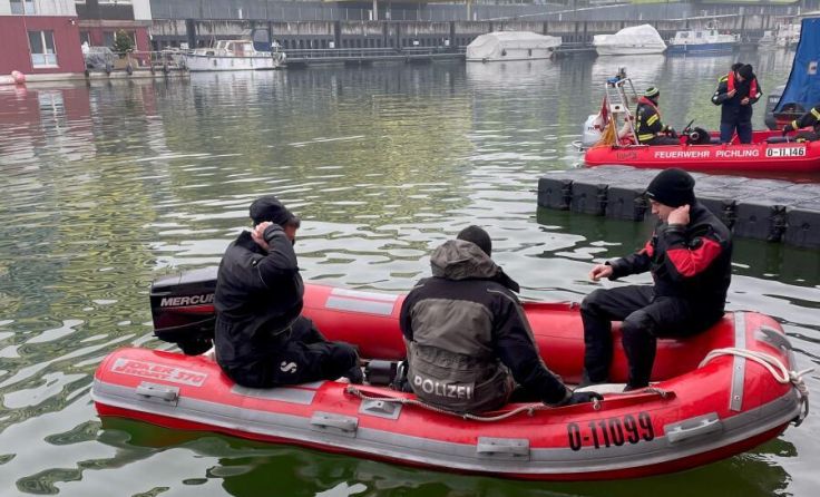 Suchaktion auf der Donau (Foto: Polizei OÖ)