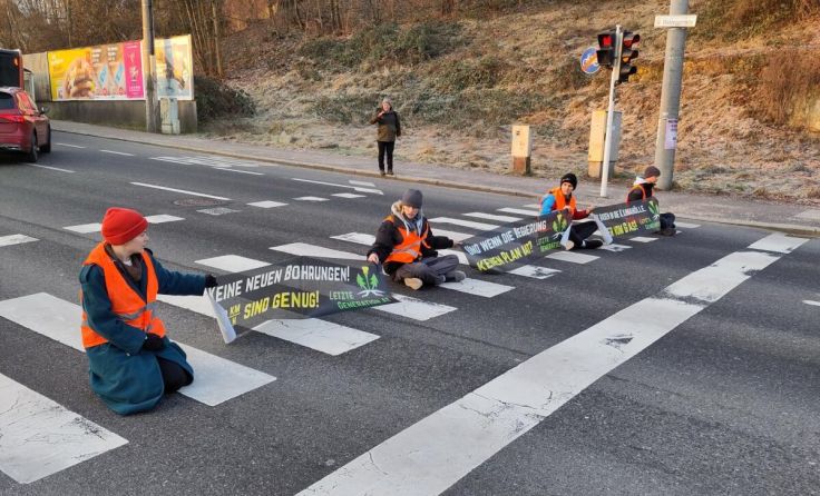 Die Waldeggstraße wurde Freitag früh blockiert. (Foto: Twitter/@letztegenAT)